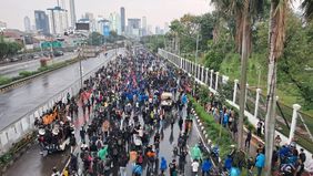 Ratusan orang yang menggelar aksi unjuk rasa di depan gerbang utama Gedung DPR/MPR RI, Jakarta Pusat, Kamis sore, 28 Agustus 2025, melempari petugas keamanan dengan batu, botol, kayu, kembang api, hingga petasan.