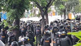 Massa masih berupaya bertahan dan melakukan penyerangan terhadap petugas