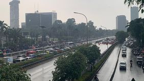 Aksi unjuk rasa mahasiswa di depan Gedung DPR/MPR RI, Senayan, Jakarta, Kamis, 28 Agustus 2025, berdampak langsung pada lalu lintas ibu kota. Jalur Tol Dalam Kota dari arah Cawang menuju Slipi maupun sebaliknya ditutup total oleh kepolisian setelah m