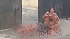 Warga Jalan Brantas, Kelurahan Mintaragen, Kecamatan Tegal Timur, digegerkan oleh penemuan seorang perempuan muda yang tewas bersimbah darah di depan sebuah rumah kos, Rabu, 27 Agustus 2025 petang. 