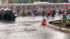 Bentrok antara massa aksi dan aparat kepolisian pecah di kawasan Pejompongan, Jakarta Pusat, Kamis, 28 Agustus 2025 sore. Lokasi kericuhan terjadi di bawah kolong jembatan layang Pejompongan, tepat di samping rel kereta api.