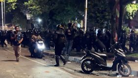 Upaya ini diperkirakan strategi agar massa membubarkan diri dengan sendirinya