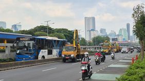 Pemerintah Provinsi DKI Jakarta melalui Dinas Bina Marga melakukan perbaikan pada pembatas jalur khusus TransJakarta yang berada di depan kompleks DPR/MPR RI, Jalan Gatot Subroto, Jakarta Pusat.