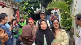 Kedua orang tua Affan Kurniawan terlihat sangat lesu usai pulang dari TPU Karet Bivak.