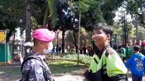 Ratusan pengemudi ojek online (ojol) kembali menggelar aksi unjuk rasa di depan Mako Brimob, Kwitang, Jakarta Pusat, Jumat, 29 Agustus 2025. Mereka menuntut transparansi kasus tabrakan kendaraan taktis (rantis) yang menewaskan seorang rekan sesama oj