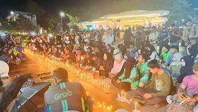  Sebagai bentuk solidaritas dan duka cita, ratusan warga di Kota Palu, Sulawesi Tengah, mengadakan aksi penyalaan 1.000 lilin untuk mengenang almarhum Affan Kurniawan. Ia adalah pengemudi ojek online (ojol) yang meninggal dunia dalam sebuah insiden y