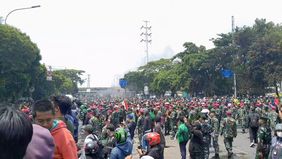 Ratusan massa kembali mendatangi Markas Brimob Kwitang, Jakarta Pusat Jumat, 29 Agustus 2025. Sebelumnya, massa sempat terhenti dan kemudian, usai salat Jumat kembali memenuhi jalanan Kwitang.