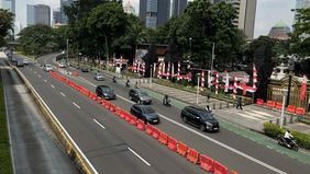Menjelang aksi demonstrasi mahasiswa yang direncanakan berlangsung pada Jumat siang, kondisi lalu lintas di sekitar Markas Polda Metro Jaya masih berjalan normal dan lancar. 