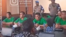 Divisi Profesi dan Pengamanan (Propam) Polri merilis foto tujuh anggota Brimob Polda Metro Jaya yang tengah diperiksa terkait kasus meninggalnya Affan Kurniawan, pengemudi ojek online yang tewas.