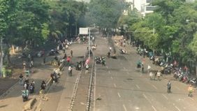 Hingga Sabtu, 30 Agustus 2025 pagi, kawasan Kramat Kwitang, Jakarta Pusat, masih ditutup imbas demonstrasi yang sehari sebelumnya berlangsung ricuh di sekitar Markas Brimob Kwitang.