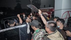 Gubernur Daerah Istimewa Yogyakarta (DIY) Sri Sultan Hamengku Buwono X mendatangi Markas Polda DIY pada Jumat malam, ketika aksi demonstrasi di sekitar lokasi masih berlangsung panas.