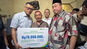 Direktur Utama BPJS Ketenagakerjaan, Pramudya Iriawan Buntoro yang datang memberikan dukungan langsung di kediaman ahli waris atau keluarga almarhum Affan Kurniawan pagi ini menyampaikan rasa belasungkawa yang mendalam kepada keluarga yang ditinggalk