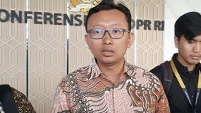 Ketua Yayasan Lembaga Bantuan Hukum Indonesia (YLBHI), Muhammad Isnur, mengimbau agar aparat keamanan—baik dari kepolisian maupun militer—dapat menahan diri dalam menghadapi massa aksi unjuk rasa. 