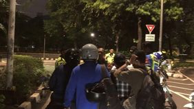 Lalu lintas di depan kompleks Gedung DPR/MPR/DPD RI, Senayan, Jakarta Pusat, masih tertutup hingga Minggu malam, 31 Agustus 2025, meskipun tidak ada aktivitas massa di area tersebut.