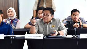 Aksi unjuk rasa yang berlangsung di berbagai daerah dalam beberapa hari terakhir menyisakan duka. Di Makassar, seorang staf DPRD bernama Abay menjadi korban jiwa setelah terjebak saat gedung DPRD dibakar massa.