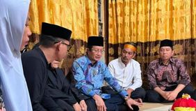 Menteri Agama (Menag) Nasaruddin Umar mendatangi rumah duka almarhum Muh Akbar Basri atau Ubay, korban kebakaran saat aksi demonstrasi di Kantor DPRD Kota Makassar, Minggu, 31 Agustus 2025.