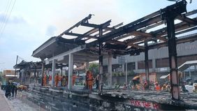 Petugas kebersihan bersama anggota TNI mulai membersihkan Halte Transjakarta Senen yang mengalami kerusakan akibat dibakar oleh pendemo pada Jumat, 29 Agustus 2025 malam.