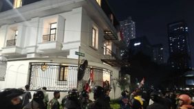  Setelah insiden penjarahan yang terjadi pada Sabtu malam (30/8), rumah milik Anggota DPR RI Eko Hendro Purnomo atau yang dikenal sebagai Eko Patrio kini dijaga ketat oleh aparat Kepolisian dan TNI. Penjagaan dilakukan di kediamannya yang beralamat d