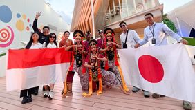 Tari Topeng Juntinyuat dari Indramayu tampil mengesankan di Cultural Performance stage Osaka World Expo 28-29 Agustus lalu. Ratusan pengunjung World Osaka terhibur dan antusias mengikuti gerakan-gerakan penari tari topeng.
