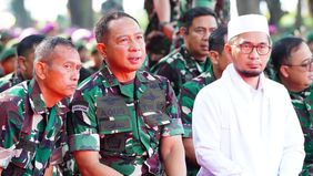 Panglima TNI Jenderal TNI Agus Subiyanto bersama ribuan prajurit menggelar doa Istighosah di kawasan Monumen Nasional (Monas), Jakarta Pusat, Senin, 1 September 2025. Acara ini menjadi bentuk kebersamaan sekaligus ikhtiar spiritual untuk menjaga pers