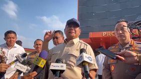 Presiden Prabowo Subianto menjenguk korban luka akibat demonstrasi yang dirawat di Rumah Sakit Polri, Jakarta, Senin, 1 September 2025. Ia menyebut sebagian besar korban sudah dipulangkan, namun masih ada belasan orang yang menjalani perawatan intens