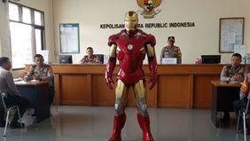 Foto viral action figure Iron Man raksasa koleksi anggota DPR RI Ahmad Sahroni yang sempat dijarah massa diamankan pihak kepolisian ternyata hoaks.