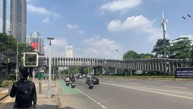 Arus lalu lintas di Jalan Jenderal Sudirman, tepat di depan Polda Metro Jaya, terlihat lengang pada Senin pagi, 1 September 2025.