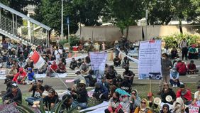 Ratusan warga Kabupaten Pati, Jawa Tengah, tiba di depan Gedung Merah Putih Komisi Pemberantasan Korupsi (KPK), Jakarta, Senin, 1 September pagi sekitar pukul 09.30 WIB. Setibanya di lokasi, mereka langsung melantunkan selawat bersama-sama di jalan d