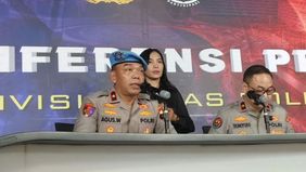 Divisi Profesi dan Pengamanan (Propam) Polri menegaskan bahwa tujuh personel Brimob yang terlibat insiden kendaraan taktis (rantis) menabrak pengendara ojek daring adalah anggota aktif, bukan narapidana sebagaimana isu yang beredar di media sosial.