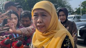 Gubernur Jawa Timur Khofifah Indar Parawansa menyatakan keprihatinannya atas insiden pembakaran Gedung Negara Grahadi di Surabaya yang dilempari bom molotov oleh massa aksi. 