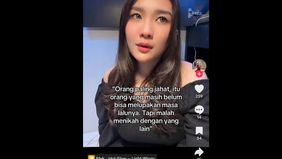 Ia melakukan siaran langsung untuk mengajak para pelajar turun ke jalan.