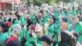 Ratusan pengemudi ojek online (ojol) menggelar aksi damai di Jakarta dengan membagikan bunga mawar sebagai simbol perdamaian. Aksi ini berlangsung pada Selasa, 2 September 2025 siang, dimulai dari depan Balai Kota Jakarta hingga kawasan Patung Kuda, 