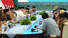 Prabowo Subianto menggelar pertemuan sekaligus silaturahmi bersama para tokoh lintas agama, pimpinan partai politik, pimpinan serikat buruh, serta perwakilan organisasi pemuda lintas iman di Istana Negara