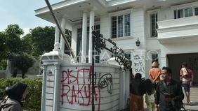 Salah satu kucing peliharaan milik anggota Komisi IX DPR RI, Surya Utama atau yang lebih dikenal sebagai Uya Kuya, diamankan oleh pihak kepolisian usai terjadinya aksi penjarahan di kediamannya yang berlokasi di Pondok Bambu, Duren Sawit, Jakarta Tim