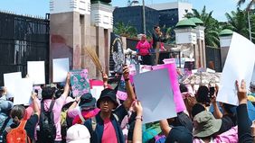 Pada Rabu, sekelompok demonstran yang tergabung dalam Aliansi Perempuan Indonesia menggelar aksi di depan Gedung DPR/MPR RI, Jakarta. Dalam unjuk rasa tersebut, mereka membawa sapu lidi sebagai simbol tekad untuk "membersihkan" berbagai persoalan.