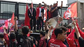 Sekitar 40 mahasiswa yang tergabung dalam Gerakan Mahasiswa Nasional Indonesia (GMNI) menggelar aksi unjuk rasa di depan gerbang utama Gedung DPR/MPR RI, Jakarta, Rabu siang, dengan membawa bendera serta poster tuntutan.