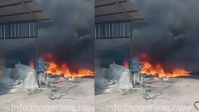 Kebakaran melanda diduga gudang plastik di Desa Gembong, Balaraja. 
