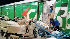 PT Kereta Api Indonesia (Persero) mencatat peningkatan signifikan pada layanan angkutan retail. Sepanjang Januari hingga Agustus 2025, volume pengangkutan mencapai 163.381 ton atau naik 13 persen dibandingkan periode sama tahun sebelumnya yang sebesa