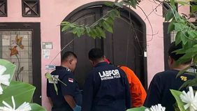  Polda Jawa Barat mengungkapkan bahwa lima jenazah dari satu keluarga yang ditemukan dalam satu liang kubur di Kelurahan Paoman, Kabupaten Indramayu, diduga kuat merupakan korban tindak pidana pembunuhan. 