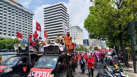 Aliansi Gerakan Buruh Bersama Rakyat (Gebrak) menggelar aksi unjuk rasa bertajuk Rakyat Menggugat dengan melakukan long march dari depan Gedung ILO di kawasan Thamrin menuju Patung Kuda, Jakarta Pusat, pada Kamis, 4 September 2025.