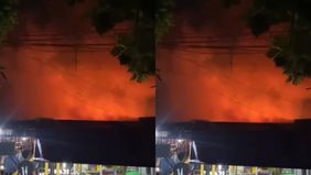  Terjadi Kebakaran Penjual Kusen Kayu di deket SMPN 2 Bojonggede perbatasan Kecamatan Cipayung dan Bojonggede, Warga menelpon 112 dan Petugas Damkar Kabupaten sudah meluncur 2 Unit.