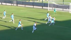 Timnas Vietnam harus menelan hasil pahit dalam uji coba perdananya di bulan September. Tanpa didampingi pelatih utama Kim Sang-sik, skuad Golden Star Warriors dipermalukan klub lokal Nam Dinh FC dengan skor telak 0-4, Kamis (4/9/2025) sore WIB di Sta