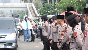 Sejumlah kelompok masih berdemonstrasi di depan Gedung DPR hari ini.