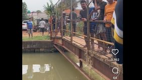 Belum diketahui identitas korban. Kejadian tersebut jadi sorotan warga.