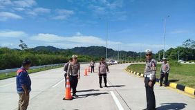 Satuan Lalu Lintas Kepolisian Resor (Polres) Padang Pariaman melaksanakan olah tempat kejadian perkara (TKP) di gerbang keluar Tol Padang-Sicincin, lokasi terjadinya kecelakaan bus pariwisata ALS pada Minggu, 7 September 2025 sekitar pukul 23.30 WIB.