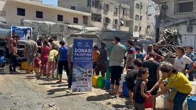 Badan Amil Zakat Nasional (BAZNAS) RI bersama Ivan Gunawan kembali menyalurkan bantuan kemanusiaan tahap kedua dan ketiga sebanyak 45.000 liter air bersih untuk warga Gaza, Palestina.