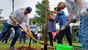 PT Angkasa Pura Indonesia (InJourney Airports), pengelola utama bandara di Indonesia, menginisiasi gerakan penanaman 1 juta pohon di 37 wilayah bandara sebagai bagian dari dukungan terhadap program penghijauan atau go green untuk menyelamatkan bumi.