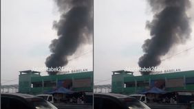 Kebakaran sebuah gudang di samping pasar babelan, Selasa (9/9/25). Saat damkar sudah di lokasi, sedang dalam penanganan.