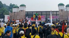 Seorang pengemudi ojek daring (ojol) mengajak ratusan mahasiswa dari BEM UI dan UIN Jakarta di depan Gedung DPR/MPR untuk mengawal seluruh tuntutan rakyat.