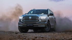 Persaingan antara dua produsen otomotif besar asal Tiongkok, BYD dan Great Wall Motor (GWM), kembali memanas. Terbaru, BYD resmi mengajukan gugatan terhadap CEO GWM Tank, Chang Yao, terkait sengketa tanggung jawab pelanggaran online. 